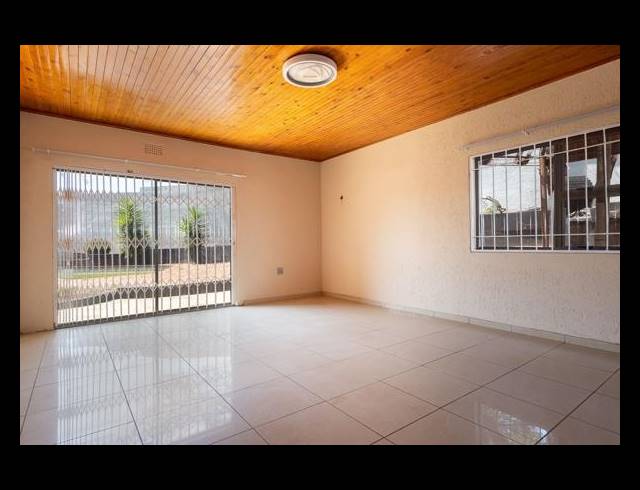 6 BEDROOM HOUSE FOR SALE IN GLENVISTA